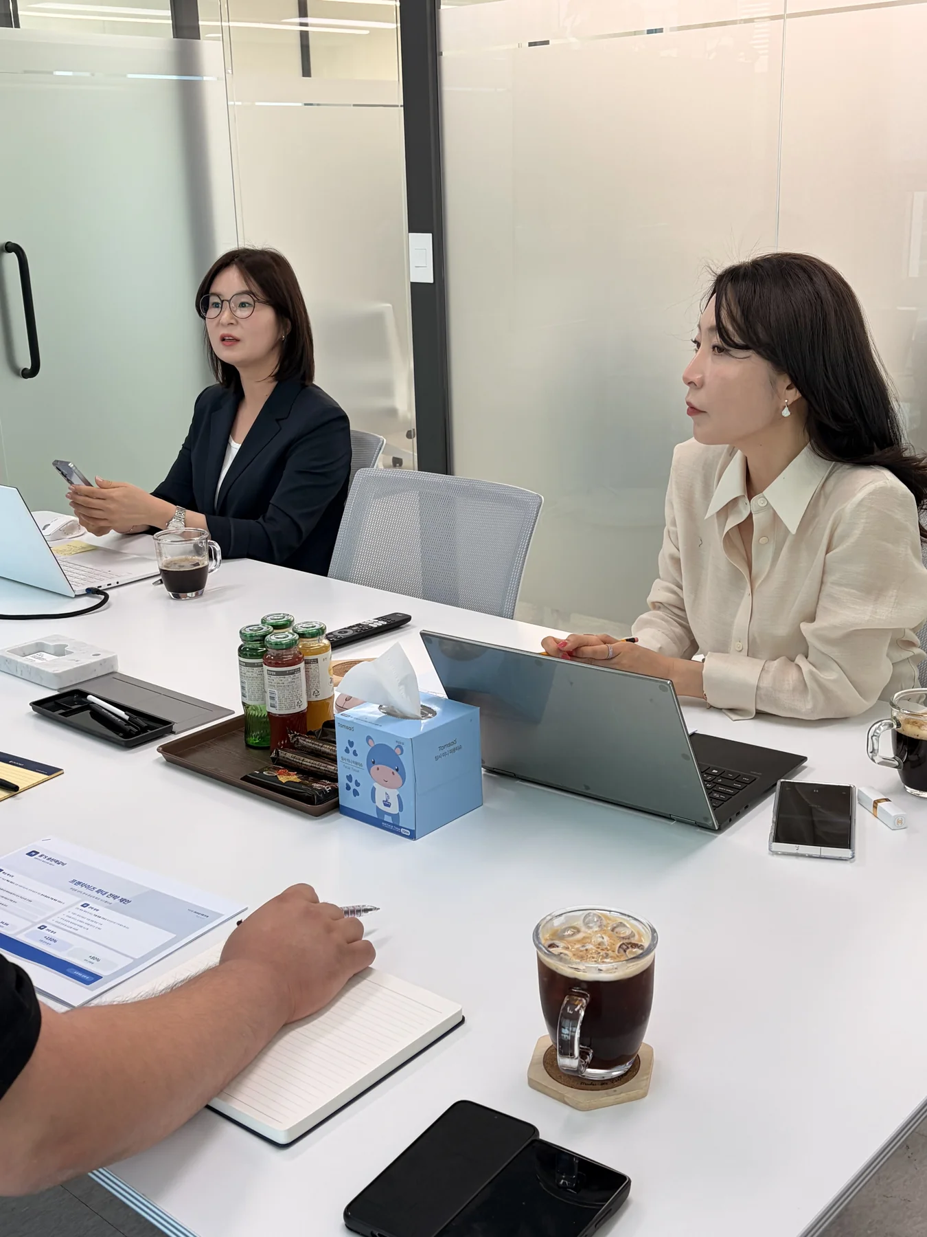 기업 관계자와 회의 자료를 검토하는 현장