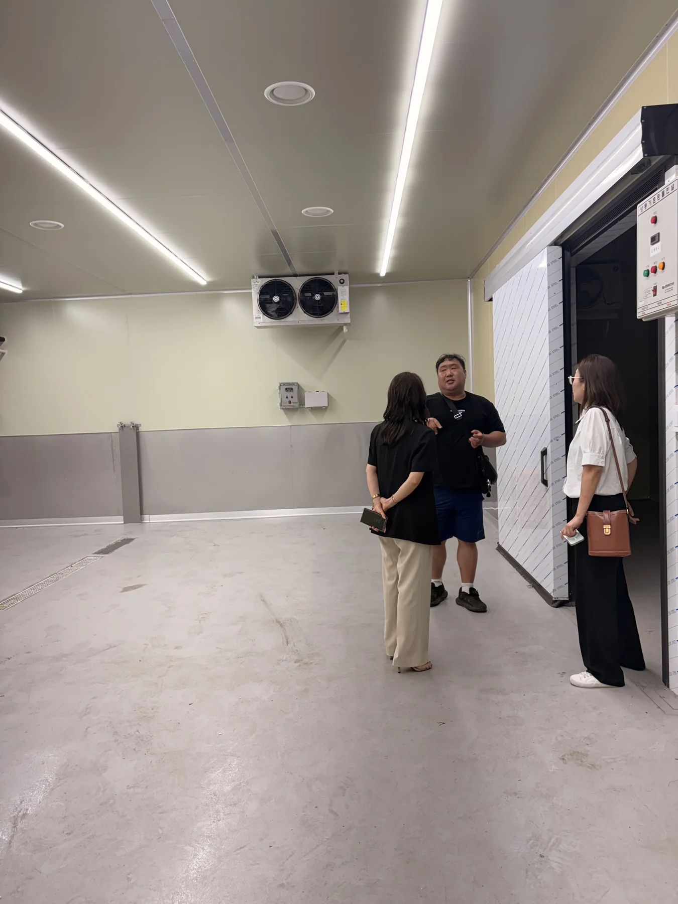 기업 사업장을 방문해 현장을 확인하는 모습